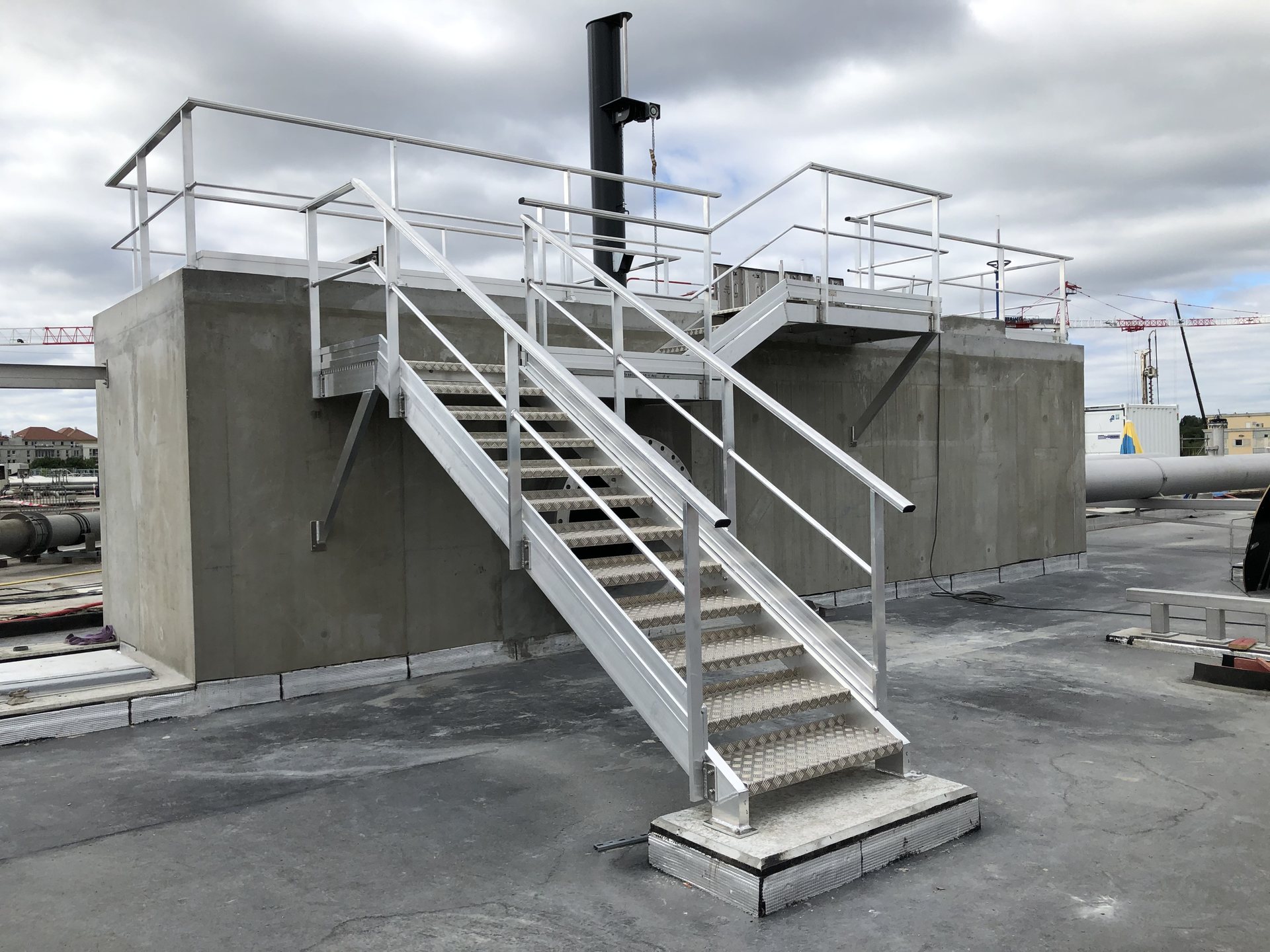 Escalier droit d'accès et garde-corps réalisés par ETSA