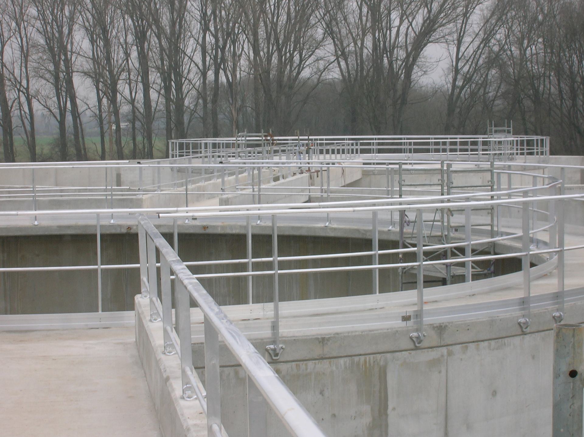 Garde-corps inox de protection sur bassins de traitement des eaux