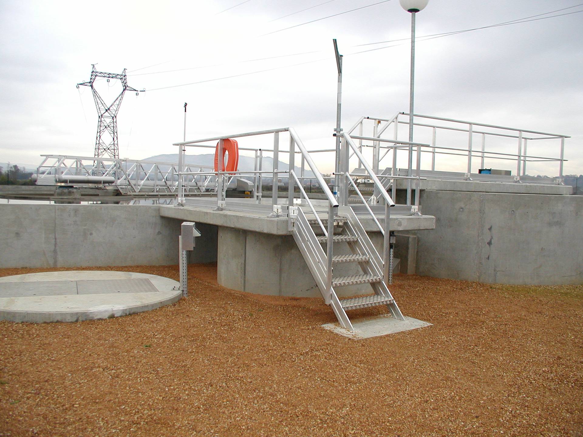 Passerelle métallique sur mesure conçue, fabriquée et posée par ETSA