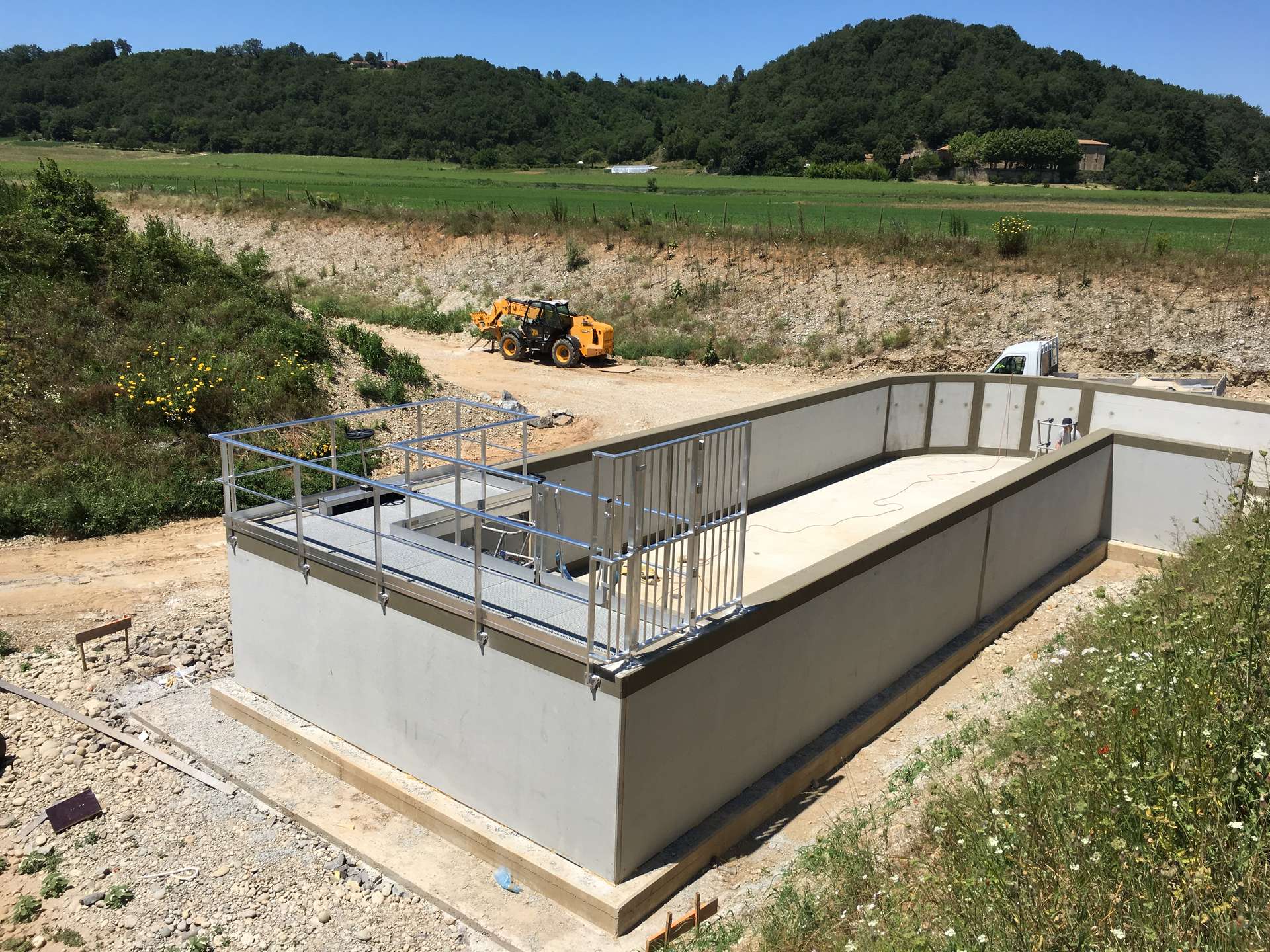 Passerelle et garde-corps sur les bassins d'une station de traitement des eaux