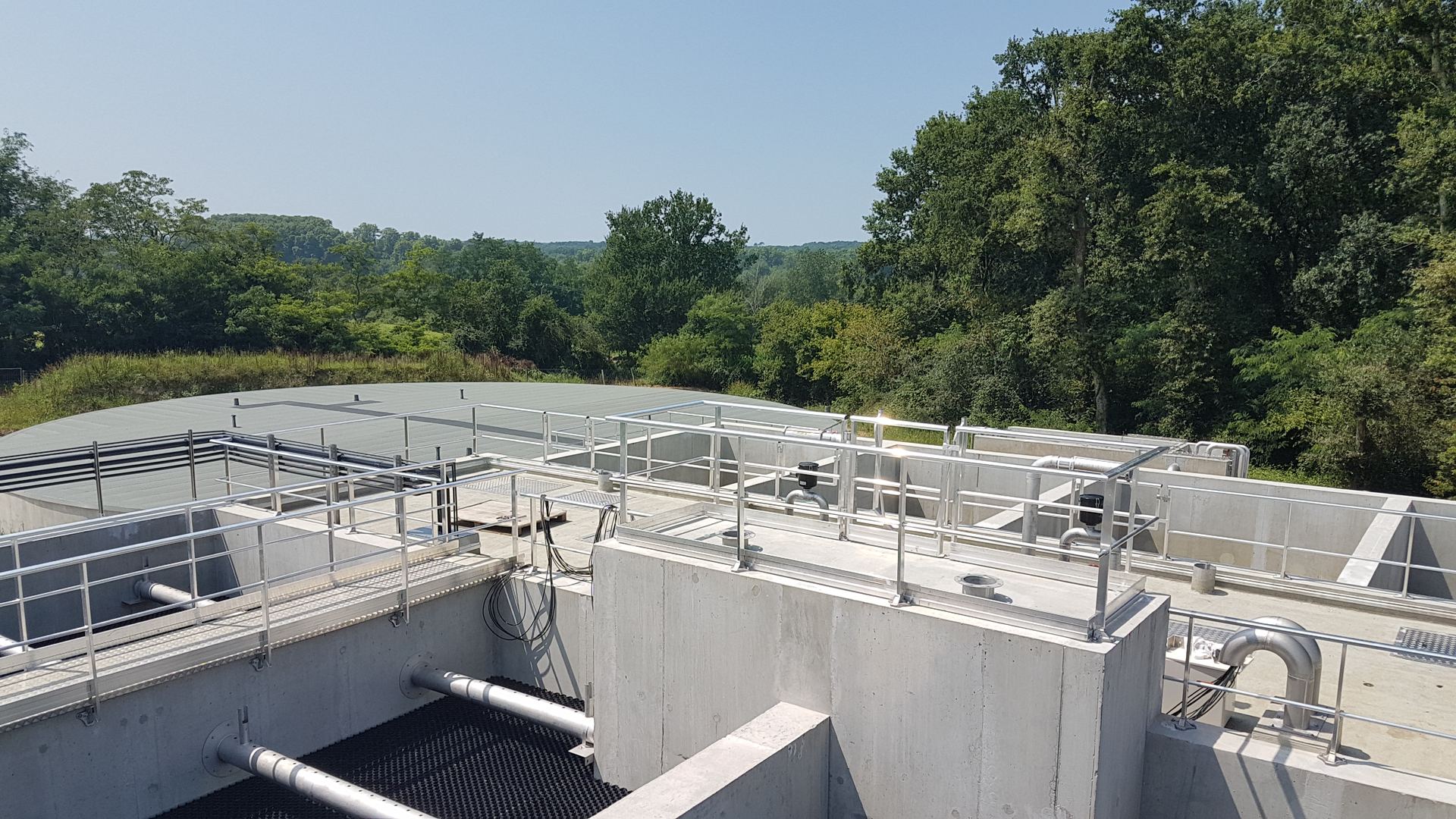 Passerelle et garde-corps sur clarificateur d'une station d'épuration, réalisés par ETSA