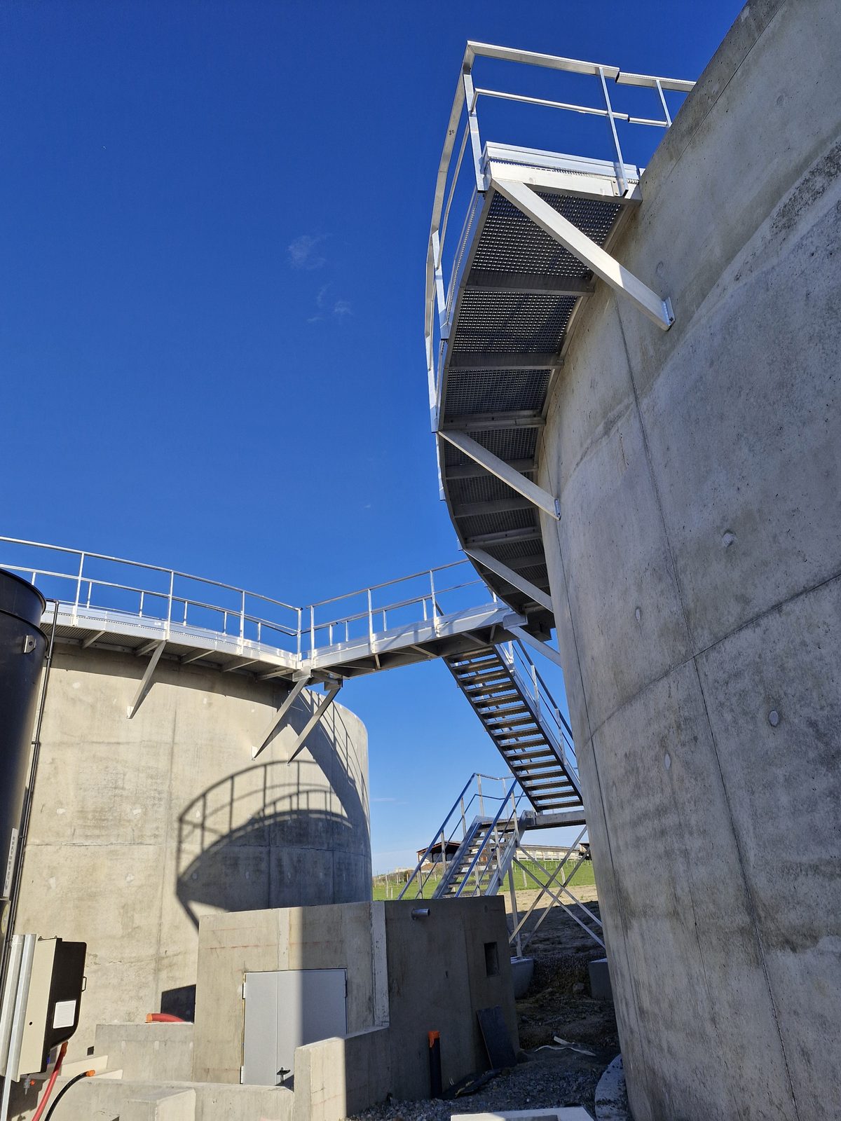 Passerelle d’accès en aluminium au-dessus des bassins de traitement d’eau, sur une station de la Drôme