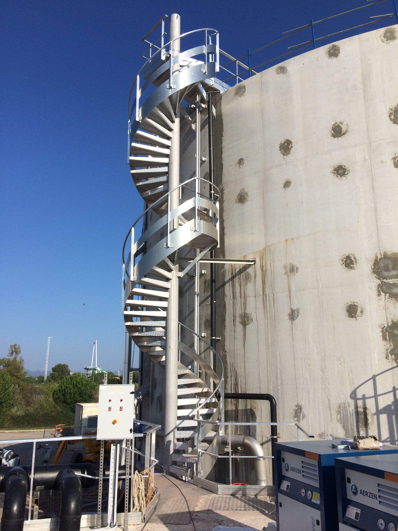 Vue d’ensemble de l’escalier hélicoïdal et des silos équipés