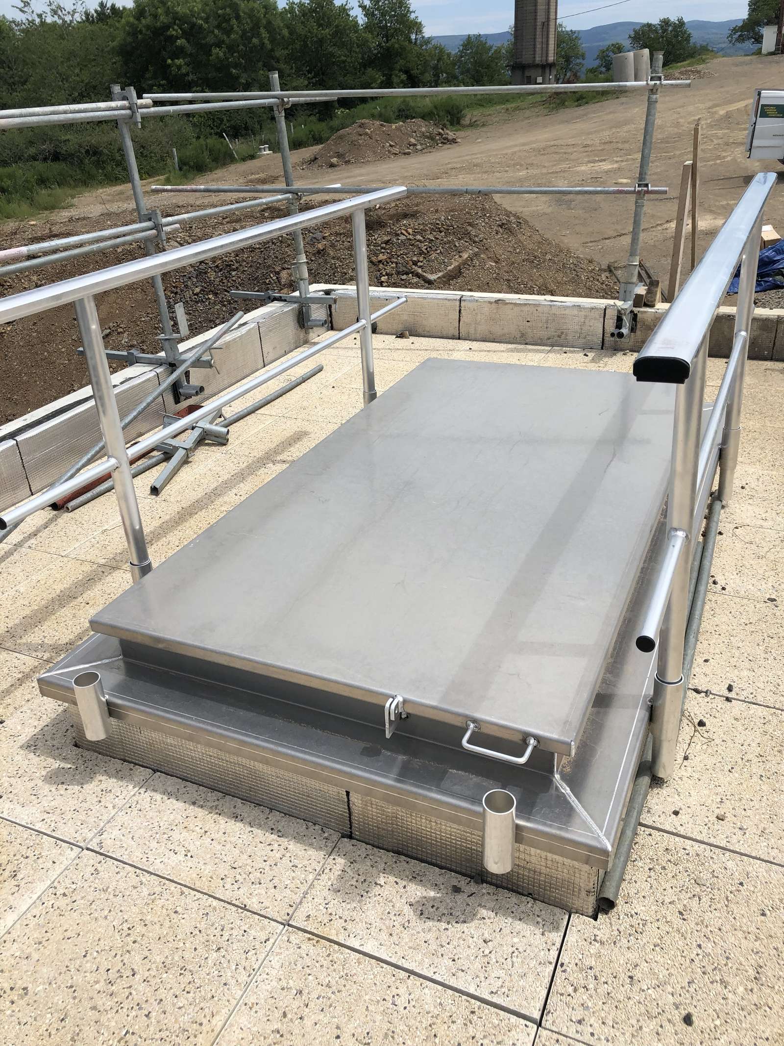 Capots inox posés sur un ouvrage de traitement des eaux
