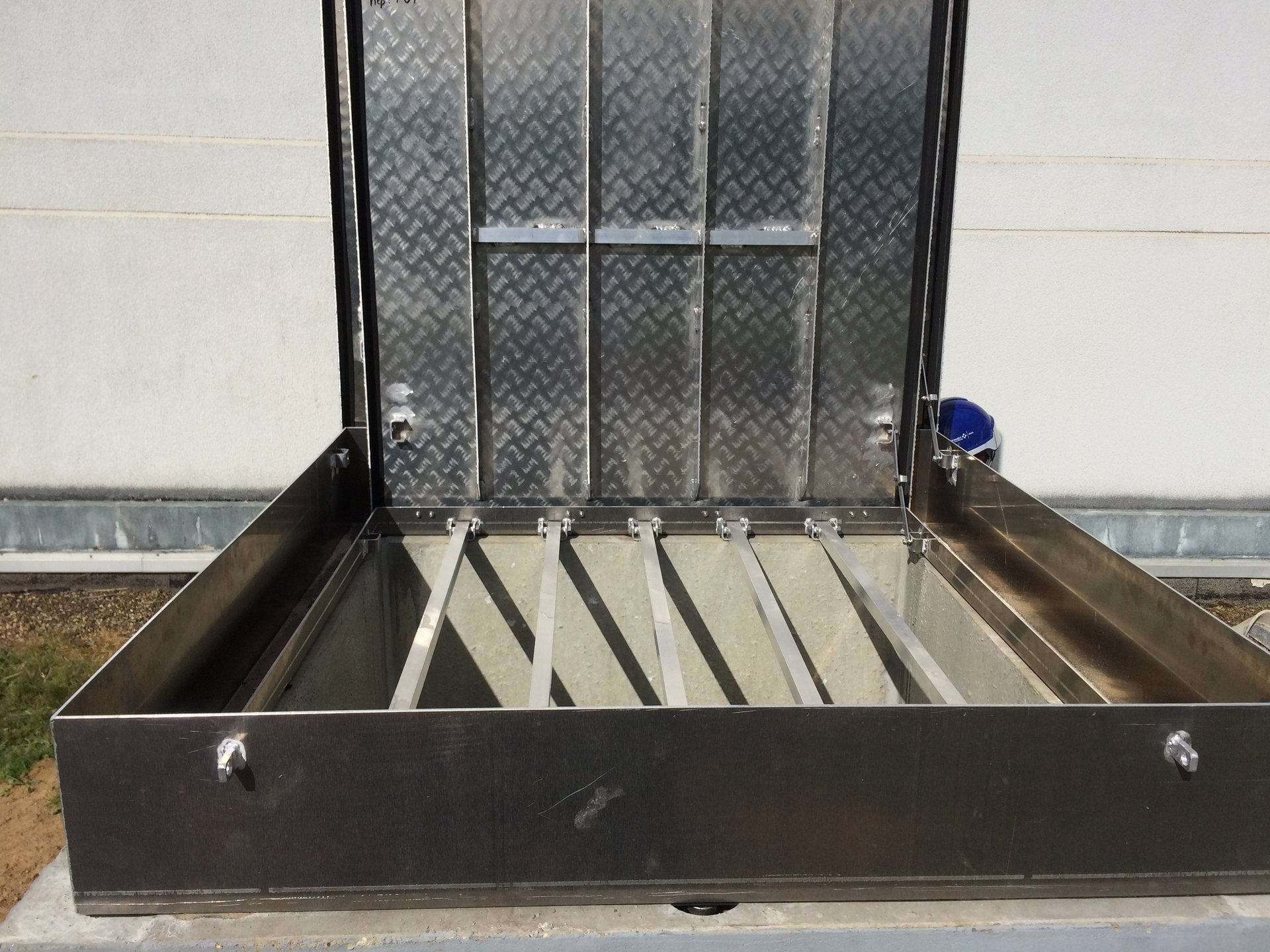 Batardeau en inox installé sur une station d'épuration